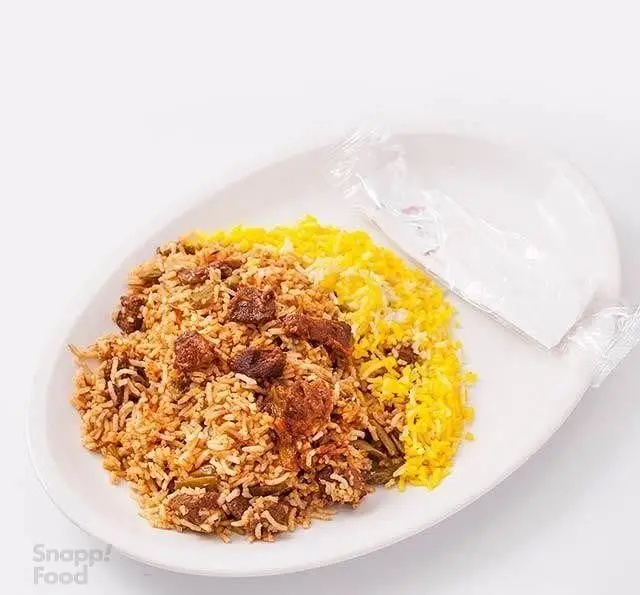 یک بشقاب غذای لذیذ از کترینگ اسوه: لوبیا پلو با گوشت و پلو زعفرانی، یک وعده غذایی کامل و گرم ایرانی.