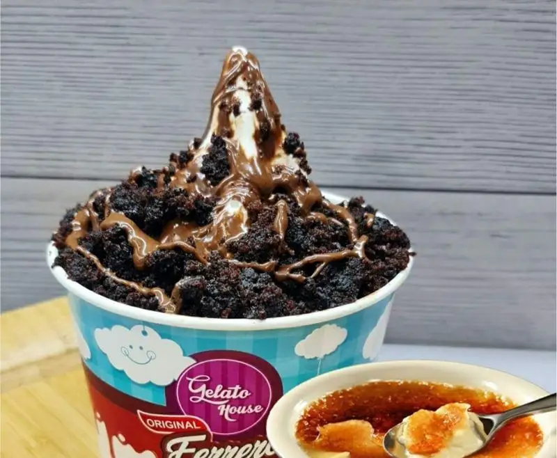 بستنی سافت سرو شکلاتی فررو خانه جلاتو با خرده‌های شکلات غنی و سس شکلات، همراه با کرم بروله دلپذیر؛ تجربه‌ای شیرین از دسر.