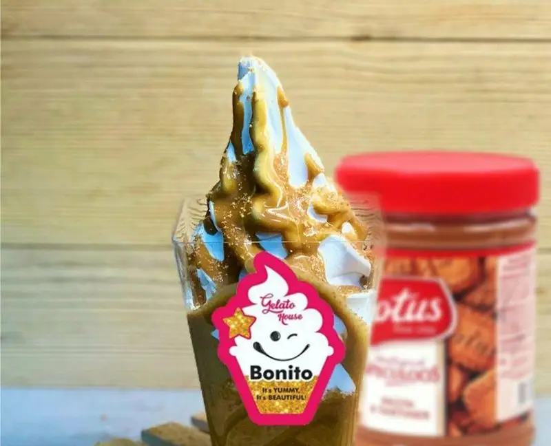 بستنی جلاتو آبی بونیتو با سس بیسکوییت لوتوس از خانه جلاتو، دسری ویژه و خوشمزه برای تجربه ای شیرین و جذاب.