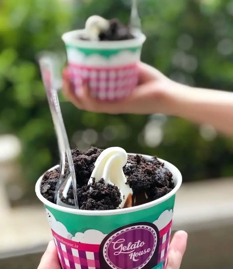 دو لیوان جلاتوی ویژه خانه جلاتو با بستنی وانیلی خامه‌ای و کرم شکلاتی فراوان، انتخابی عالی برای دسر خنک و لذیذ.