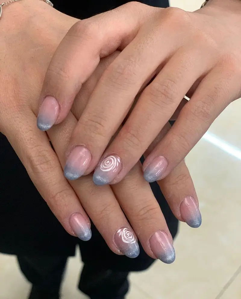 طراحی و کاشت ناخن با لاک ژل آمبره اکلیلی آبی و صورتی ملایم به همراه طرح گل رز سفید روی ناخن در سالن زیبایی موزا