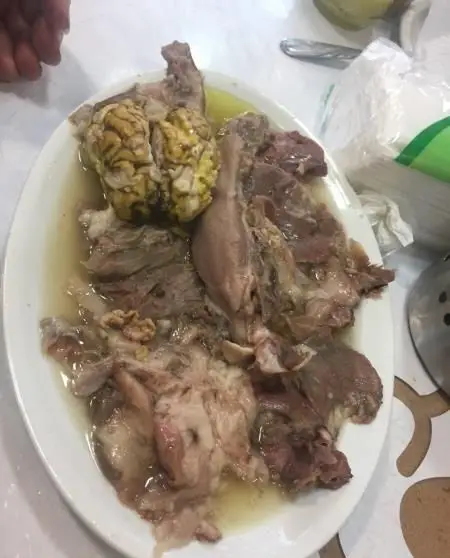 یک پرس کله پاچه اصیل طباخی طلوع حاوی مغز، زبان و گوشت تازه پخته شده در آبگوشت غلیظ و مقوی، آماده سرو در محیطی دلپذیر.