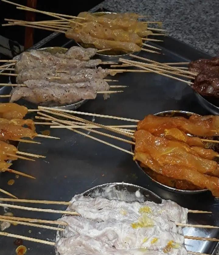 انواع سیخ‌های جوجه کباب خوش‌طعم و تازه در رستوران نارنج، شامل ماستی، زعفرانی، فلفلی و تند، آماده کباب شدن.