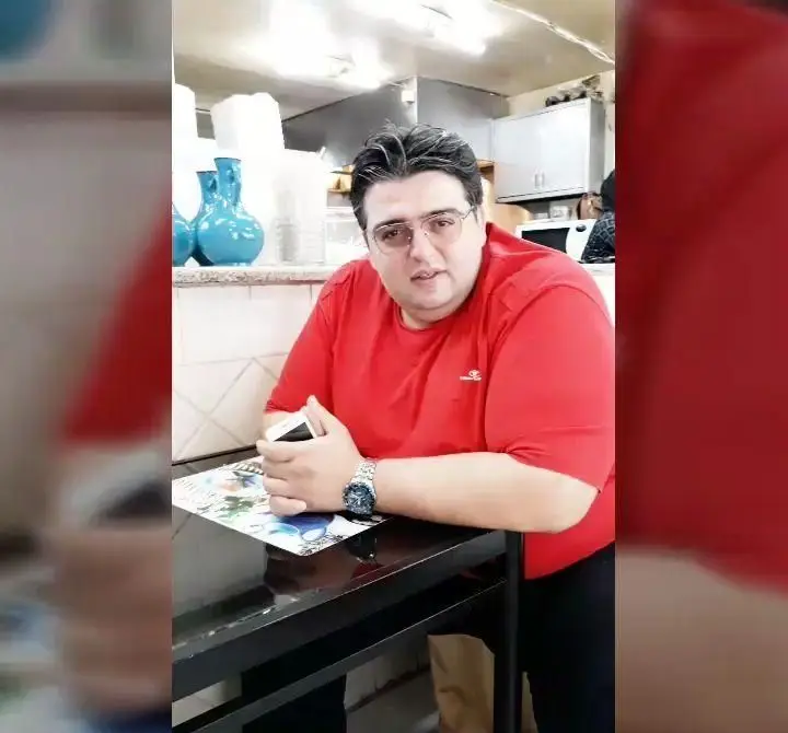 مشتری رستوران نارنج در حال استراحت و انتظار سفارش خود در محیط دلنشین غذاخوری، با تمرکز بر تجربه خوب در رستوران نارنج.