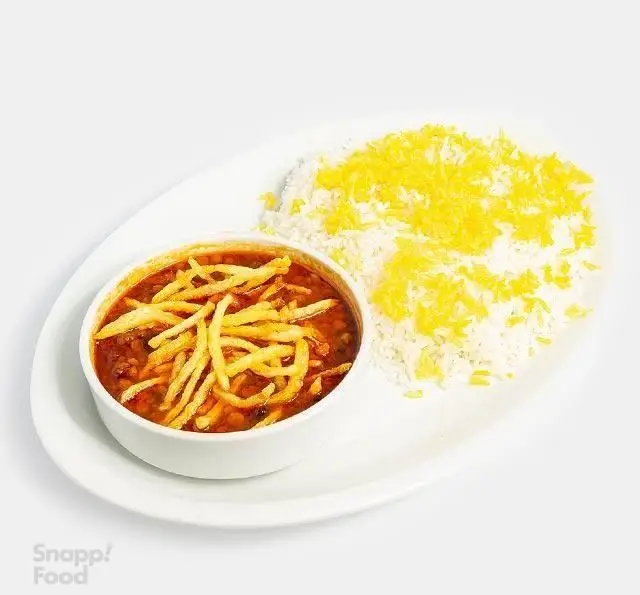 تصویری باکیفیت از خورش قیمه سیب زمینی با پلو زعفرانی، غذای محبوب ایرانی از کترینگ بزرگ آریانا برای سفارش آنلاین.