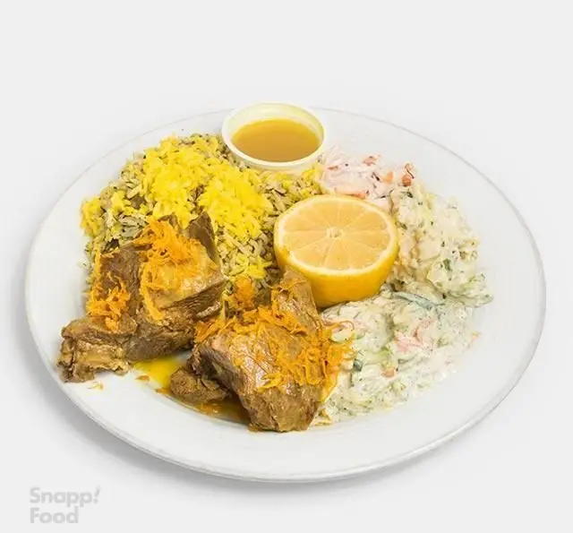 غذای ویژه کترینگ بزرگ آریانا: چلو گوشت آبدار با تزئین زعفران و پوست پرتقال، همراه برنج زعفرانی، لیمو و سالادهای متنوع.