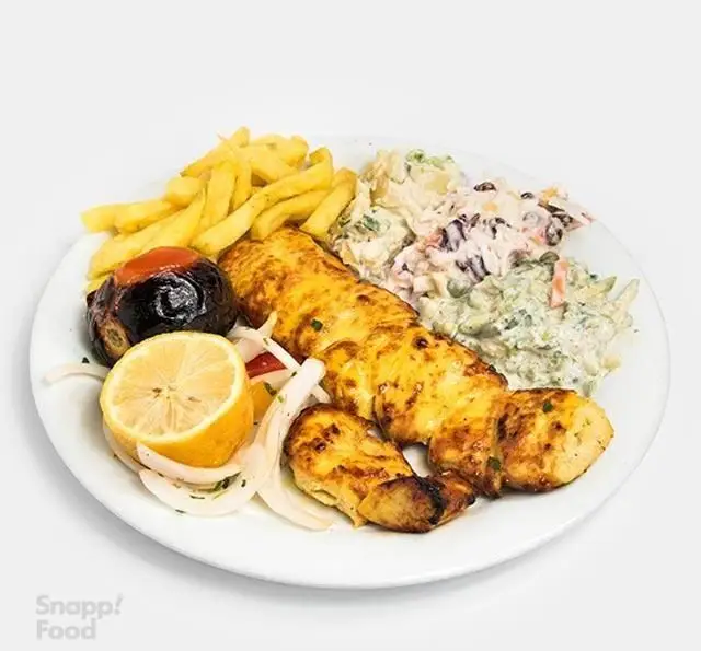 بشقاب کامل جوجه کباب به همراه سیب زمینی سرخ کرده، گوجه کبابی، پیاز، لیمو و انواع سالاد از کترینگ بزرگ آریانا.