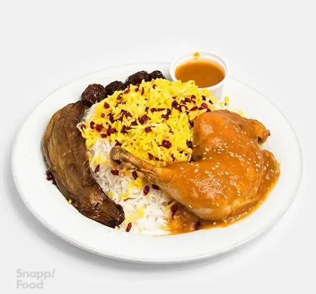 غذای کترینگ بزرگ آریانا: زرشک پلو با مرغ، بادمجان سرخ شده و سس مخصوص. یک وعده غذایی ایرانی خوشمزه و کامل.