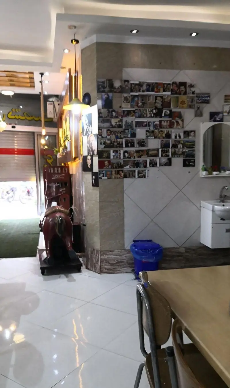 تصویری از فضای داخلی رستوران اغذیه‌ فروشی تهران۶۰: دکوراسیون دیوار عکس، ورودی، اسب بازی، میز و صندلی و محیط تمیز و دلنشین.