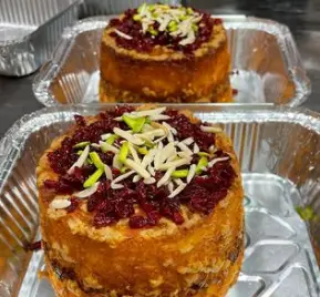 ته‌چین مرغ و زرشک مجلسی رستوران خانسالار با ته‌دیگ زعفرانی طلایی. غذای اصیل و لذیذ ایرانی برای سفارش آنلاین.