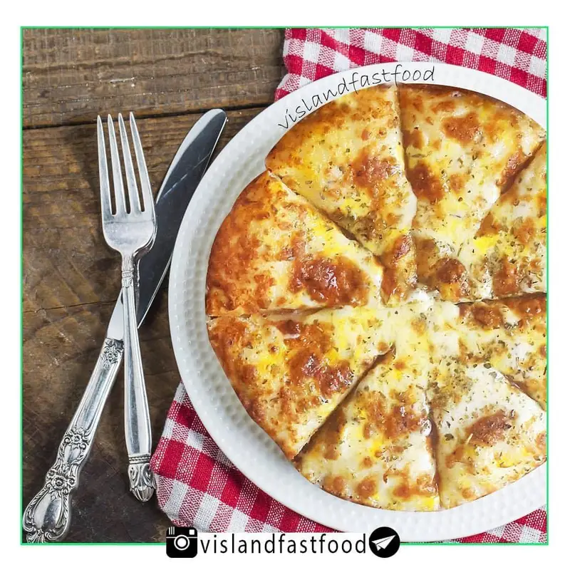 پیتزا پنیر خوشمزه ویسلند، با پنیر آب شده طلایی و ادویه‌های معطر، آماده سرو روی میز چوبی با کارد و چنگال. طعم عالی فست فود.