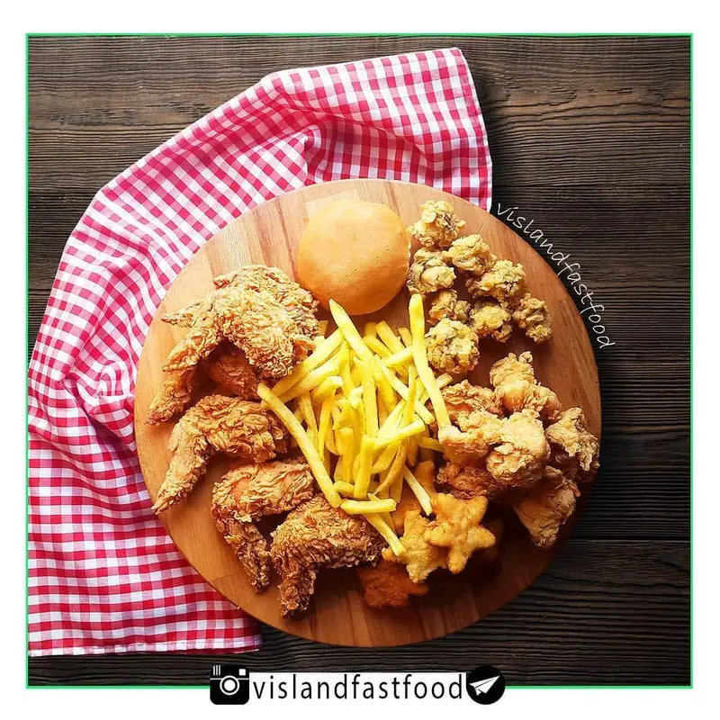 منوی کامل فست فود ویسلند: مرغ سوخاری، ناگت، سیب زمینی سرخ کرده طلایی و نان همبرگر. تجربه طعم خوشمزه و کیفیت بالا در ویسلند فست فود.