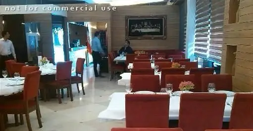 فضای داخلی لوکس رستوران ایرانی شاندیز ماهان، با دکوراسیون چوبی مدرن، میز و صندلی‌های شیک و محیطی گرم برای تجربه غذاهای اصیل ایرانی