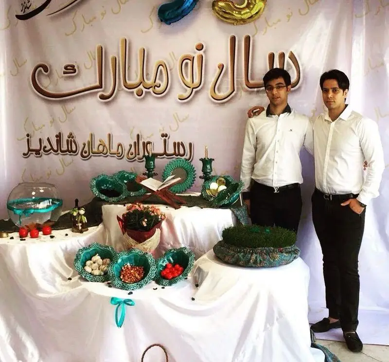 سال نو مبارک! رستوران شاندیز ماهان با سفره هفت سین نوروزی باشکوه و دو نفر از پرسنل، آماده میزبانی مهمانان عزیز.