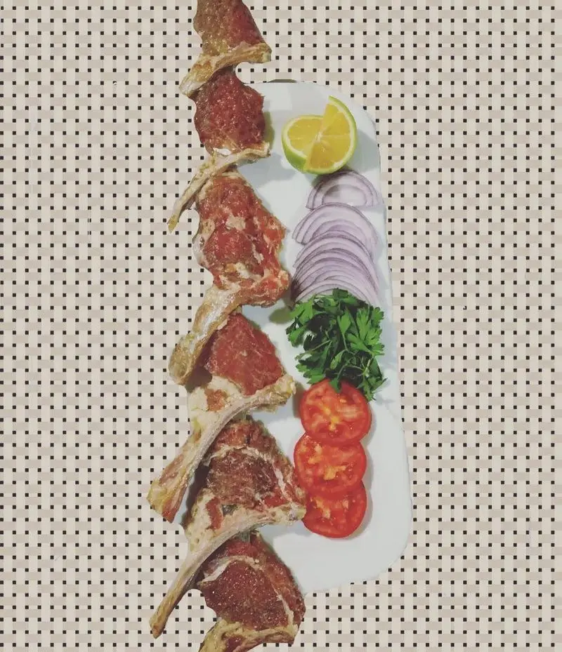 مواد اولیه شیشلیک اصیل رستوران ایرانی شاندیز ماهان با راسته گوسفندی تازه، پیاز، گوجه، جعفری و لیمو. بهترین کباب‌ها و غذاهای ایرانی.