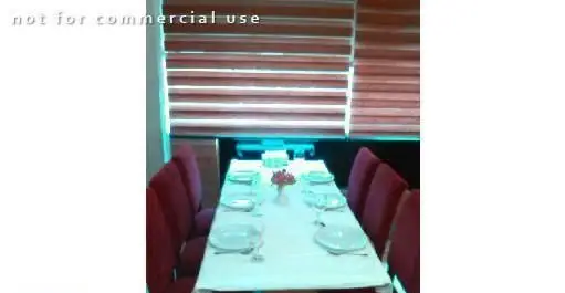 نمایی از چیدمان شیک و آماده میز در رستوران ایرانی شاندیز ماهان، با صندلی‌های راحت و محیط دلنشین برای صرف غذا.