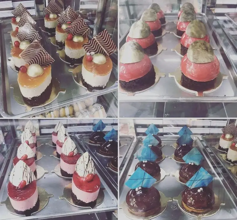 تصویری از انواع کیک و دسرهای خاص و لذیذ کافه قنادی لادن. شیرینی‌های مدرن و خوشمزه در ویترین فروشگاه برای مشتریان