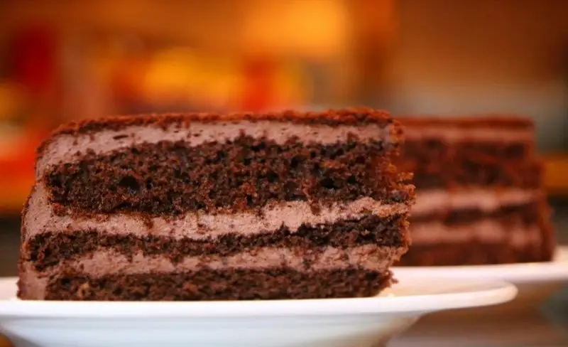 کیک شکلاتی چندلایه خوشمزه با فیلینگ کرم کاکائویی مخصوص بستنی بابا علی، دسری ایده‌آل برای دوستداران شکلات