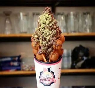 دسر لوکومادس (لقمه‌ای) شکلاتی تازه با پودر پسته از بستنی بابا علی، یک انتخاب محبوب و شیرین برای تجربه طعمی بی‌نظیر.