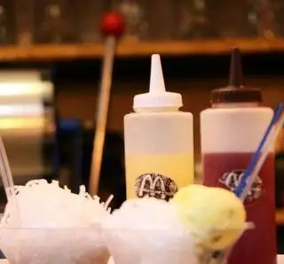 کاسه‌های دسر یخی تازه بستنی بابا علی با سیروپ‌های میوه‌ای و شیر عسلی، انتخابی ایده‌آل برای فصل گرما و لذت مشتریان.