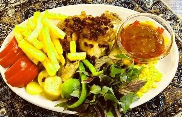 غذای سنتی و خوشمزه سفره خانه سنتی صوفی شامل مرغ با زرشک، سیب زمینی سرخ کرده، گوجه، سبزی تازه و سس. تجربه اصیل ایرانی.