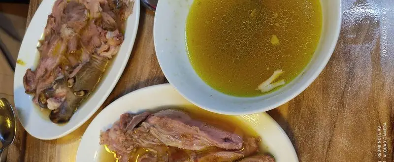 کله‌پاچه تازه و خوشمزه از طباخی پاستور، شامل مغز، زبان و آبگوشت سنتی، بهترین گزینه برای صبحانه ای مقوی و اصیل.