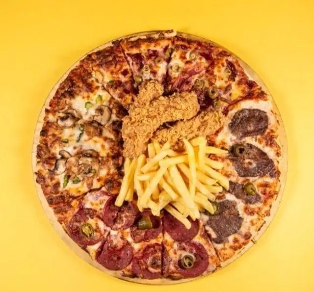 پیتزا ترکیبی بزرگ مرغ سوخاری چیکن شامل مرغ سوخاری، سیب‌زمینی سرخ‌کرده، پپرونی، قارچ و سوسیس برای سفارش.