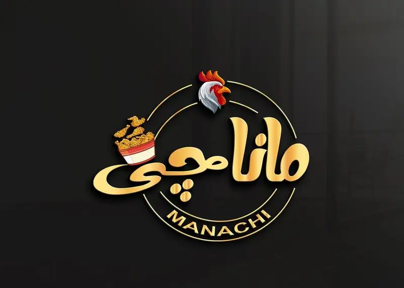 لوگوی جذاب و باکیفیت سوخاری ماناچی با رنگ‌های طلایی و مشکی، سر خروس، سطل بزرگ مرغ سوخاری و نام "MANACHI" در طراحی دایره‌ای.