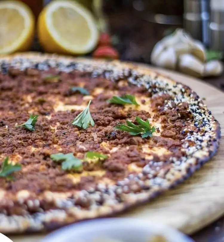 پیده سرا: لحماجون لذیذ ترکیه ای با گوشت چرخ کرده فراوان، جعفری تازه، کنجد و لیمو. تجربه طعم اصیل غذای ترکیه ای.