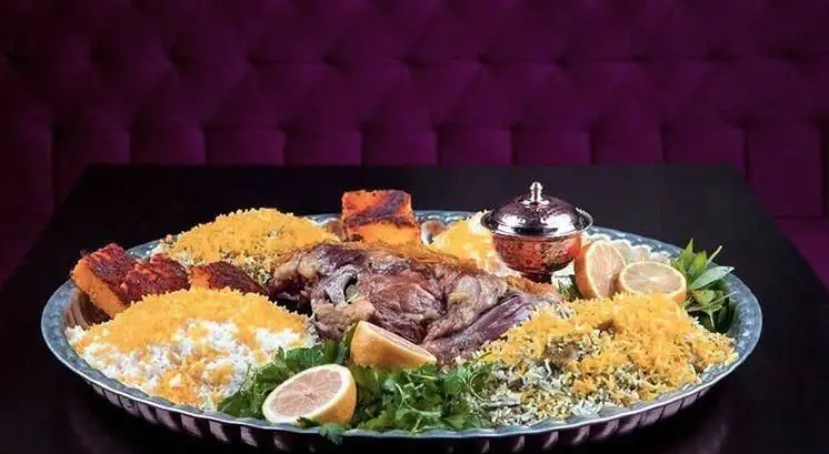 سینی بزرگ غذای رستوران ترکیه ای پیده سرا شامل گوشت بره بریان، پلو زعفرانی، برنج سبزیجات و لیمو تازه. طعم اصیل ترکیه.