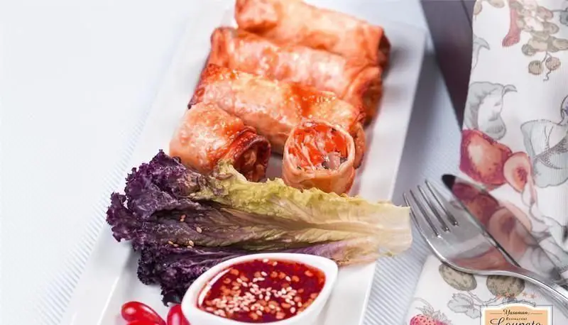 رول‌های سرخ شده طلایی و خوش طعم، با مغز پر شده، در کافی شاپ لوپتو، همراه با سس کنجدی و کاهوی تازه.