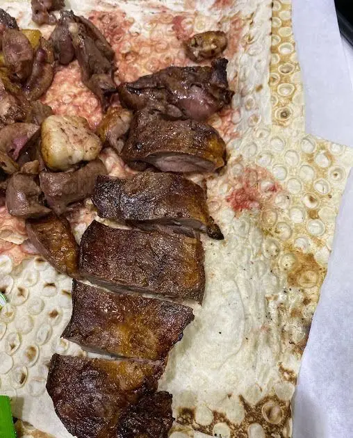 کباب جگر و تکه‌های گوشت برشته و آبدار جگرسرای پنج دری، سرو شده با نان لواش داغ و آماده برای یک وعده لذیذ.