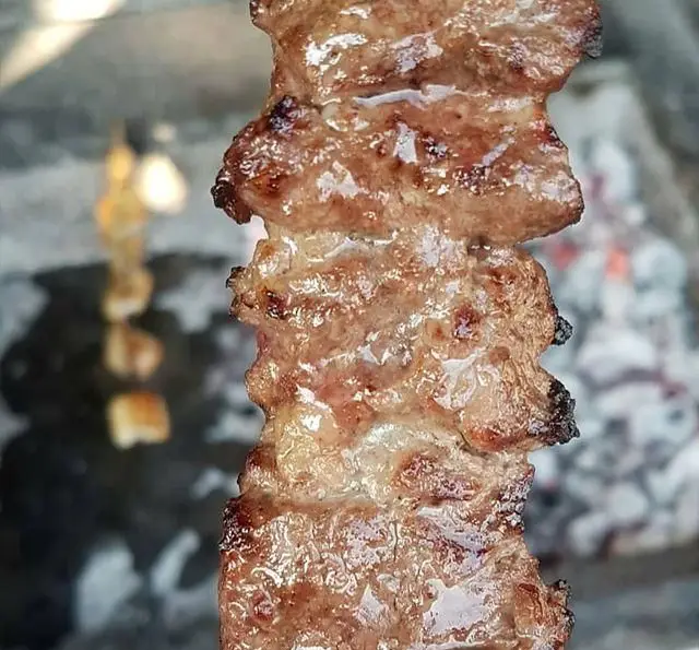 کباب گوشت آبدار و خوشمزه از جگرسرای پنج دری، گریل شده روی ذغال داغ برای یک تجربه غذایی اصیل ایرانی.