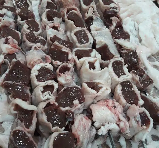 سیخ‌های کباب جگر و دنبه تازه و لذیذ، به سبک سنتی جگرسرای پنج دری. بهترین انتخاب برای یک وعده غذایی اصیل و پرطرفدار.