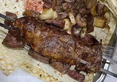 سینی کباب جگر، دل و قلوه تازه و لذیذ از جگرسرای پنج دری. تجربه طعم بی‌نظیر کباب‌های سنتی با نان داغ.