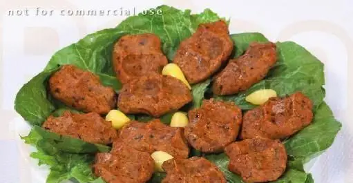 سفارش غذای خوشمزه: کوفته‌های لذیذ و اصیل در فودکورت پولن تنتونی، آماده برای لذت بردن از یک وعده عالی و سنتی.