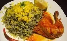 چلو جوجه کبابی سیمرغ: مرغ کبابی طلایی با چلو سبز و زعفرانی لذیذ، همراه با لیمو و فلفل تازه، بهترین غذا در کبابی سیمرغ.