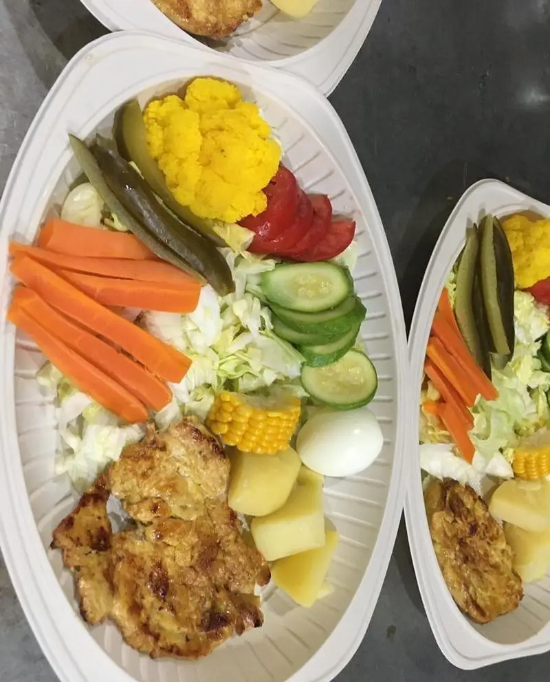 غذای رژیمی و سالم کبابی سیمرغ: جوجه کباب گریل، سیب‌زمینی، تخم‌مرغ، ذرت و سالاد تازه با هویج، خیار، کلم، گوجه و گل کلم زرد