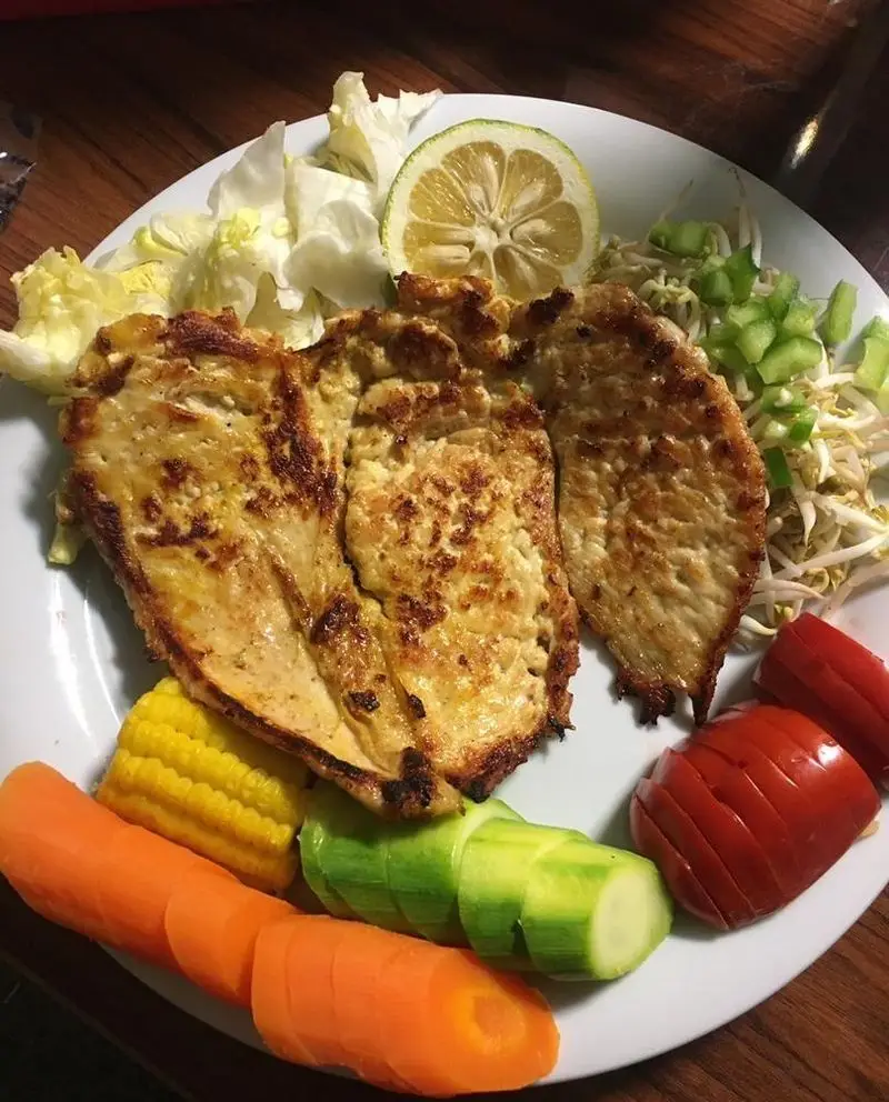 وعده پروتئینی کبابی سیمرغ: جوجه گریل‌شده لذیذ با هویج، کدو، ذرت، گوجه‌فرنگی و سالاد جوانه‌دار، انتخابی سالم و مقوی.