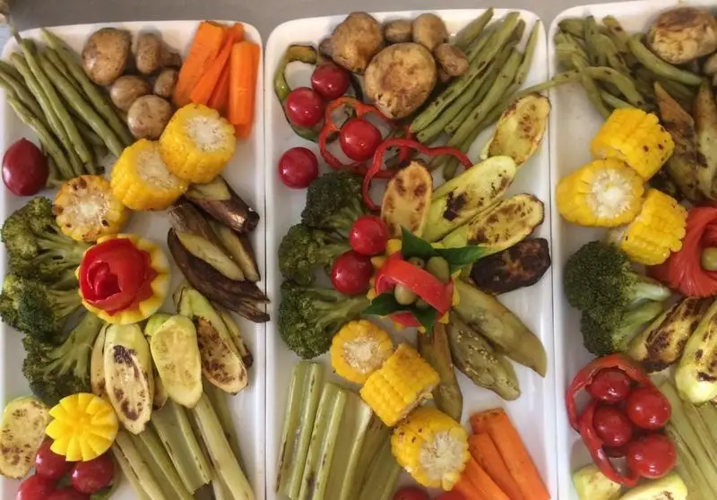بشقاب‌های متنوع سبزیجات کبابی و تازه سیمرغ: ذرت، بروکلی، هویج، قارچ و گوجه. دورچین سالم و رژیمی برای کباب‌های لذیذ.
