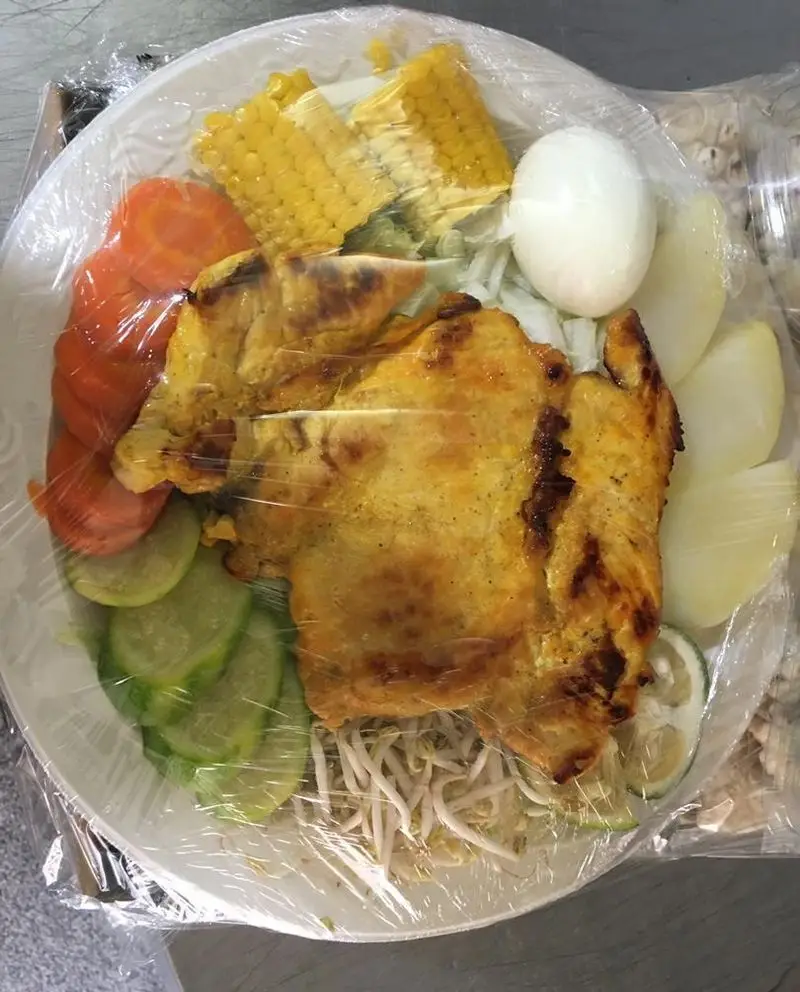 کباب مرغ طلایی و آبدار کبابی سیمرغ با دورچین سبزیجات تازه شامل ذرت، هویج، خیار، تخم مرغ آبپز و جوانه ماش؛ غذای سالم و آماده.