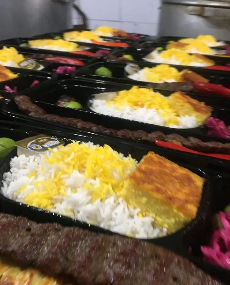 سفارش‌های آماده کباب کوبیده کبابی سیمرغ با برنج زعفرانی، ته دیگ و مخلفات در ظروف بیرون‌بر، آماده ارسال به مشتریان.