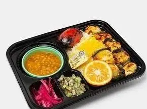 سرویس بیرون بر کبابی سیمرغ: چلو جوجه کباب ممتاز با زعفران، گوجه کبابی، خورشت، ترشی پیاز و سبزیجات تازه. غذای ایرانی اصیل.