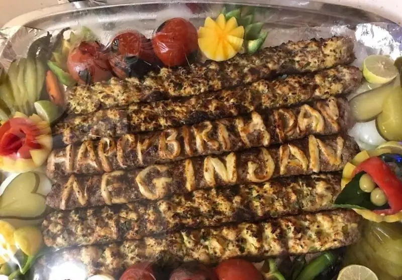 سینی کباب کوبیده ویژه کبابی سیمرغ با حروف "Happy Birthday Negin Jan"، گوجه کبابی، ترشی و مخلفات تازه برای جشن‌ها.