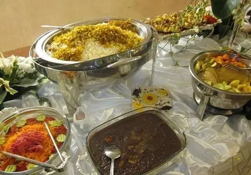 بوفه کامل و لذیذ کبابی سیمرغ با تنوع غذایی شامل برنج، خورشت، سالاد و دسر، ایده‌آل برای پذیرایی در جشن‌ها و رویدادها.