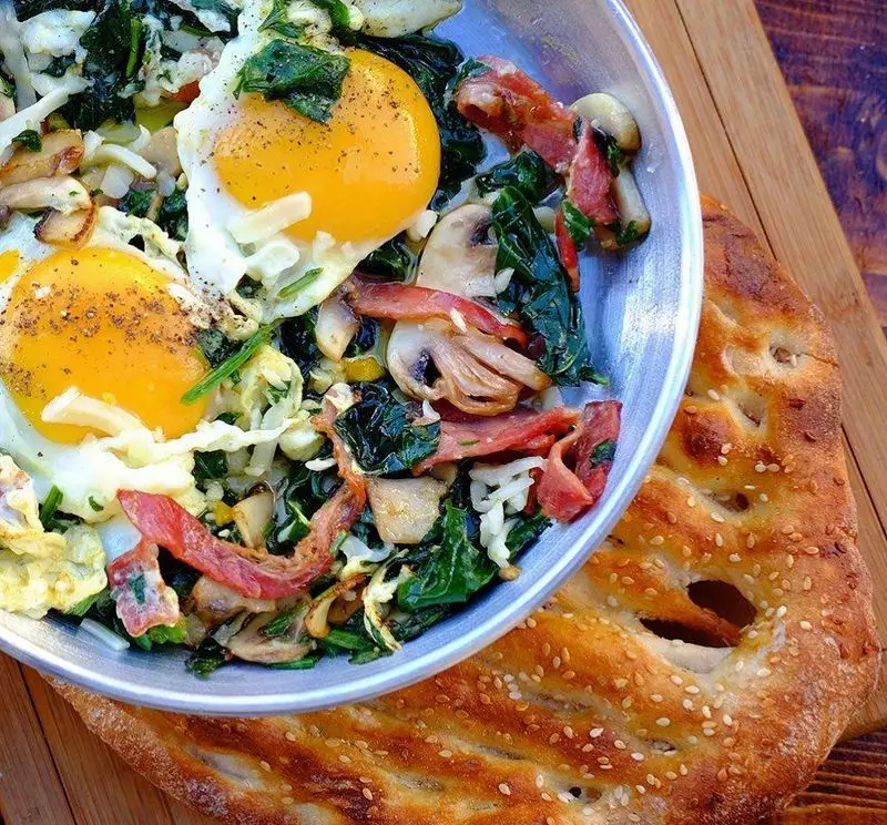 شروع روزی دلنشین با صبحانه‌ معروف چلوکبابی برادران: تخم مرغ نیمرو، قارچ، اسفناج و گوشت دودی، در کنار نان سنگک. کیفیت و طعم بی‌بدیل.