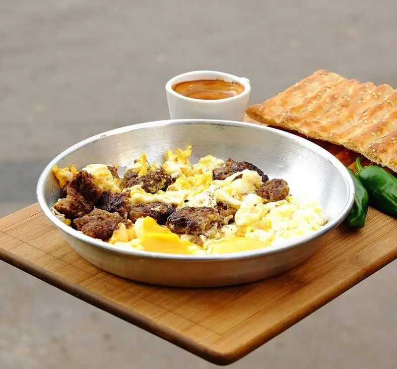 خوراک گوشت و تخم مرغ چلوکبابی برادران، یک صبحانه یا ناهار کامل و سنتی با نان سنگک داغ و قهوه.