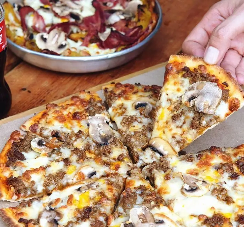 پیتزا با گوشت چرخ کرده و قارچ از چلوکبابی برادران، با پنیر فراوان و طلایی. طعمی بی‌نظیر برای تجربه غذایی فراموش‌نشدنی.