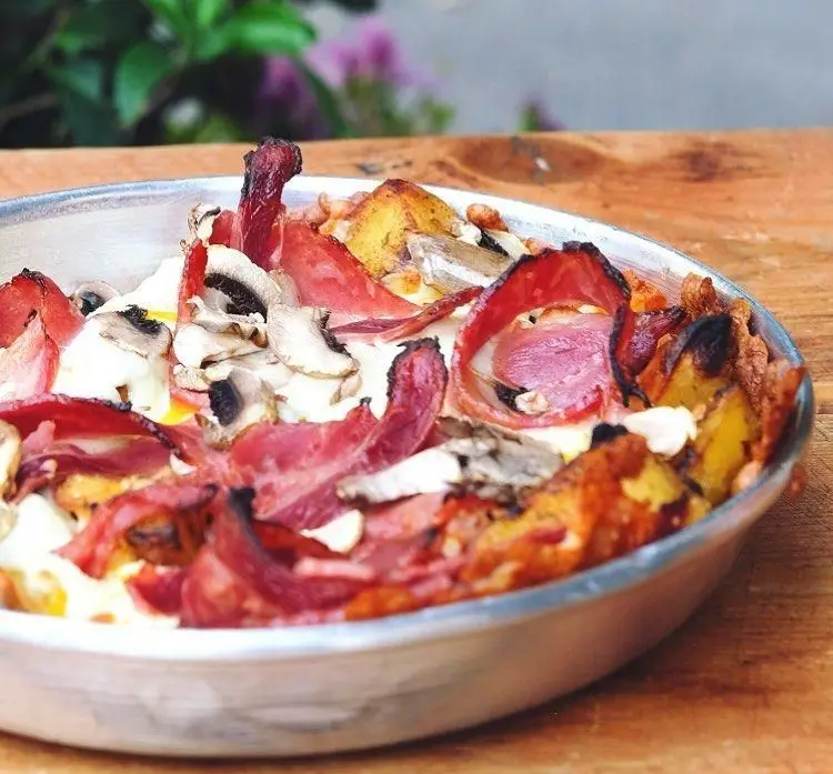 یک بشقاب جذاب و پرطرفدار از چلوکبابی برادران، شامل ژامبون دودی، قارچ تازه و سیب‌زمینی برشته، انتخابی عالی برای وعده‌ای خاص.