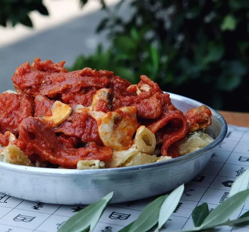 بشقاب پاستا با سس گوجه فرنگی غلیظ و قارچ تازه، از منوی جدید چلوکبابی برادران. طعمی لذیذ و تجربه‌ای متفاوت در رستوران.